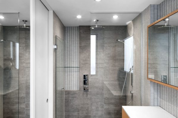 Ébénisterie haut de gamme Rive-Sud, meuble sur mesure en bois massif, design personnalisé pour une résidence moderne.