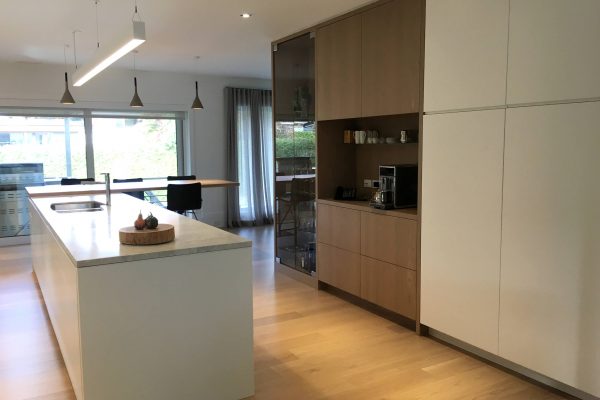Meuble designer Rive-Sud, ébénisterie sur mesure en bois massif, aménagement intérieur personnalisé et haut de gamme.