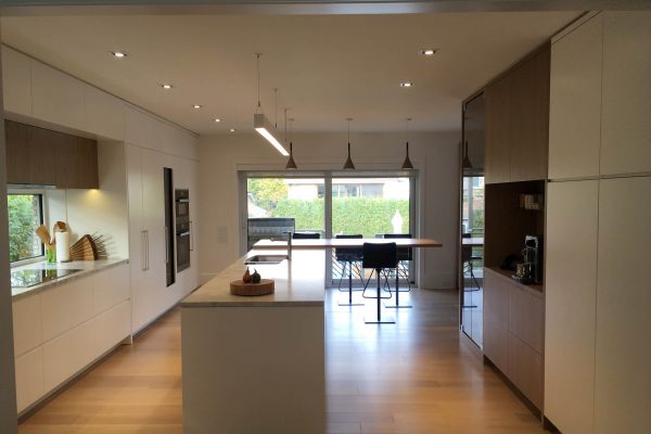 Ébénisterie de luxe Montréal, mobilier sur mesure en bois massif, création de meubles design pour une résidence haut de gamme.