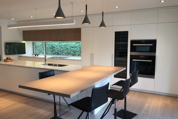 Ébéniste Rive-Sud, fabrication de meubles sur mesure en bois massif, ébénisterie design pour un intérieur haut de gamme.