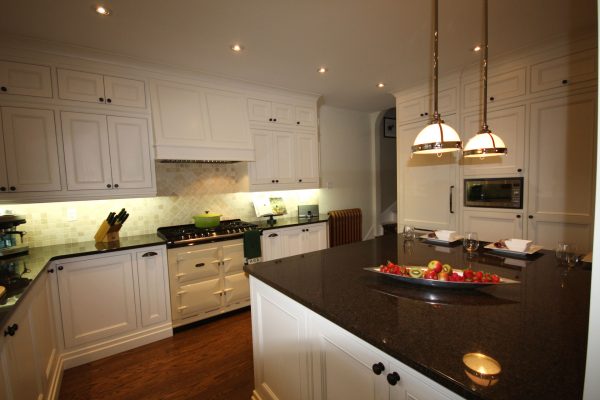 Cuisine design Rive-Sud avec meubles sur mesure en bois massif, conçue par un ébéniste haut de gamme.