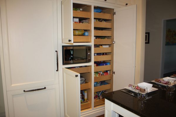 Ébénisterie haut de gamme à Montréal, design sur mesure et boiseries raffinées en bois massif.